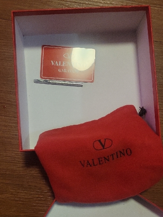 Valentino Garavani Black Leather Belt with Gold V Logo Buckle - Picture 4 of 5